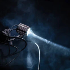 Lezyne Super HB STVZO E1000 Feu Avant Pour Vélo électrique -Velo Fusion Promos Boutique 4710582549243LezyneSuperHBSTVZOE1000E BikeFrontlicht1 LED ESPHB V104AE Action1